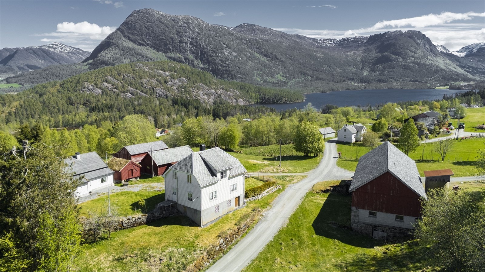 Eigedommen ligg fint til Galleribilde