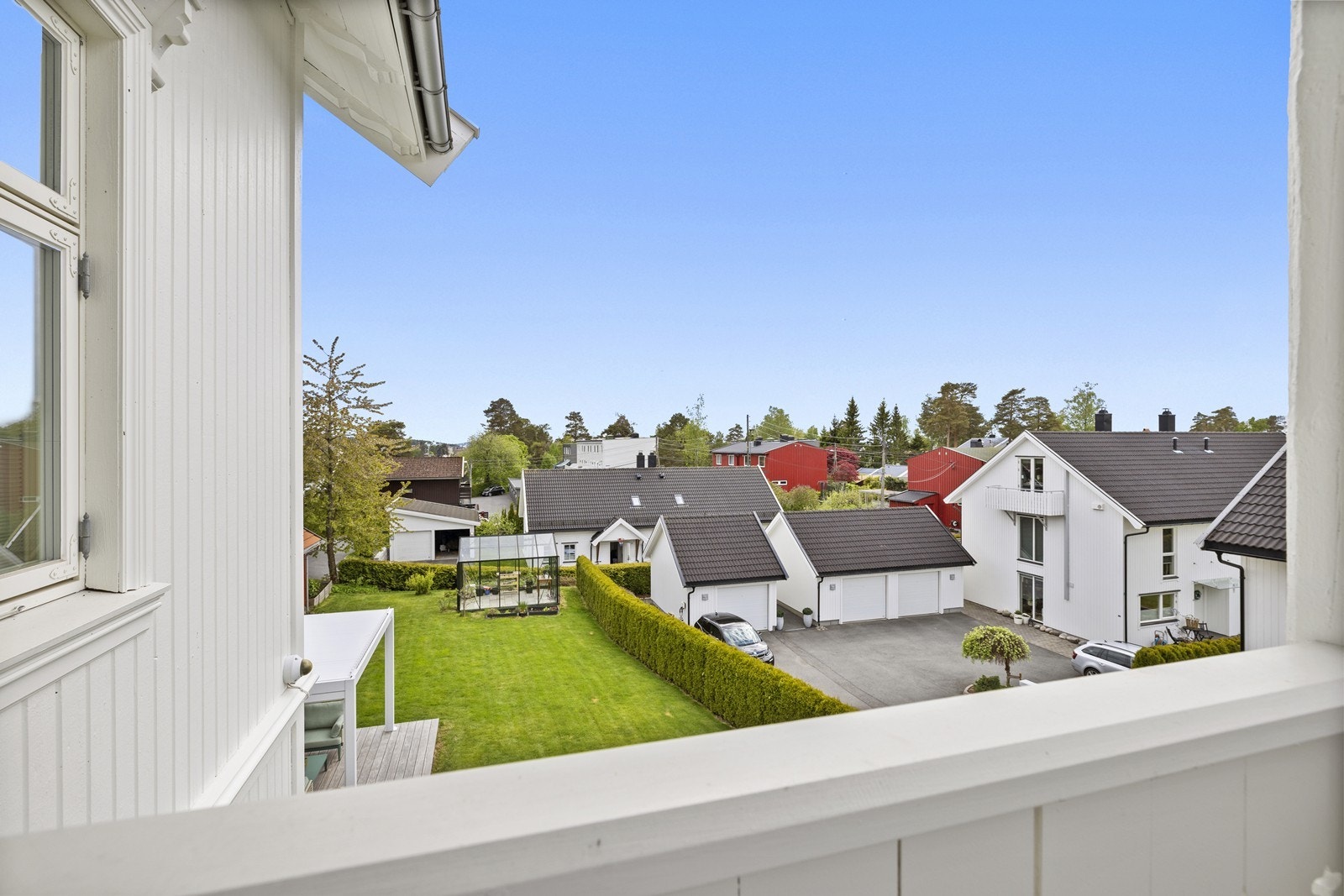 Utsikt over det rolige nabolaget og hagen fra verandaen. Galleribilde