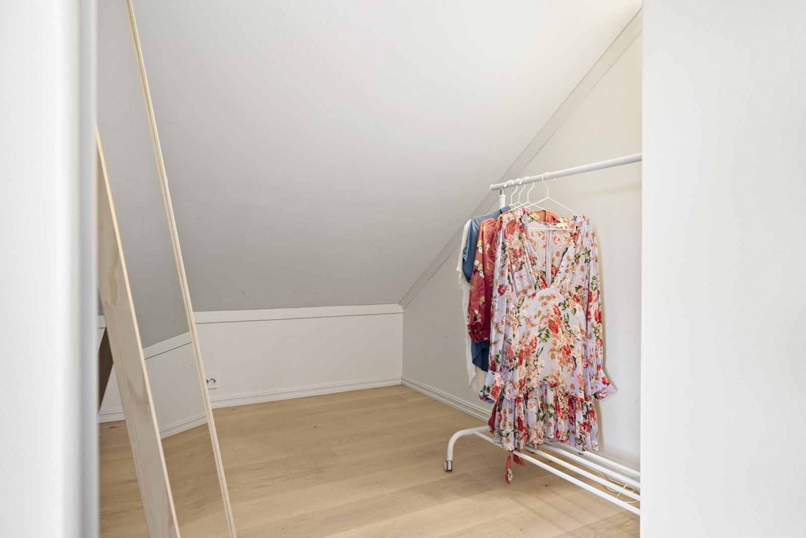Arealet under skråtaket gir smarte lagringsmuligheter. Galleribilde