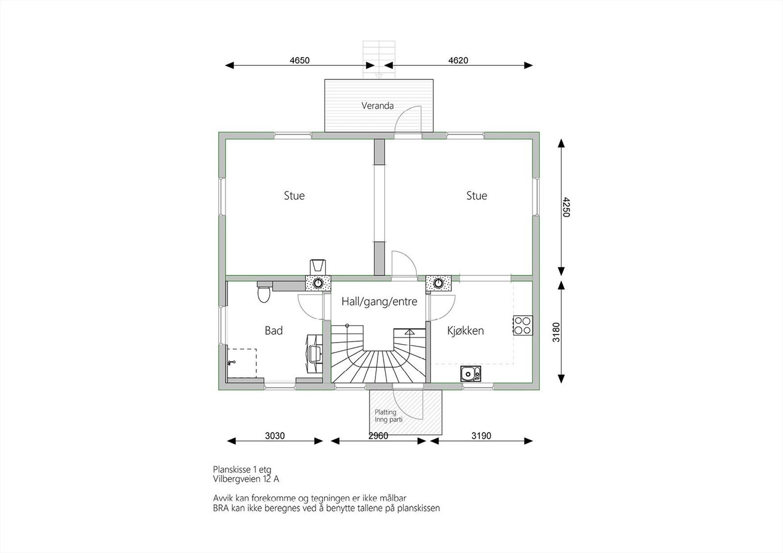 Første etasje inneholder hall, bad, kjøkken og to stuer. Galleribilde
