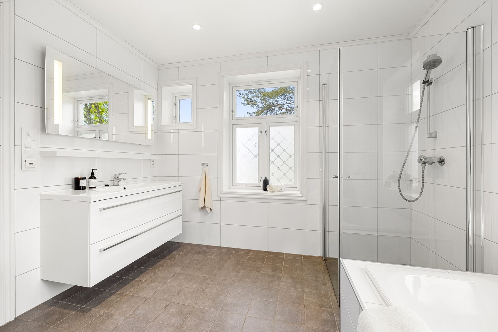 Badet er utstyrt med servant, veggmontert toalett og mekanisk avtrekksvifte. Galleribilde