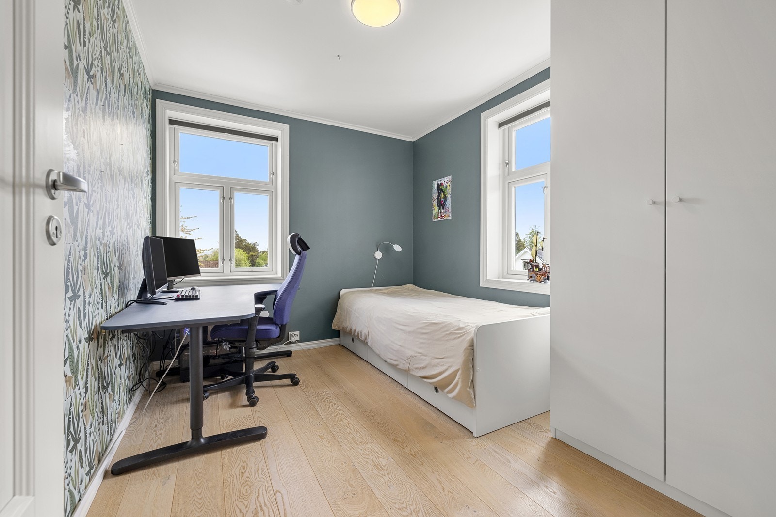Soverom 2 med plass til seng og skrivebord. Perfekt som barnerom eller kontor. Galleribilde