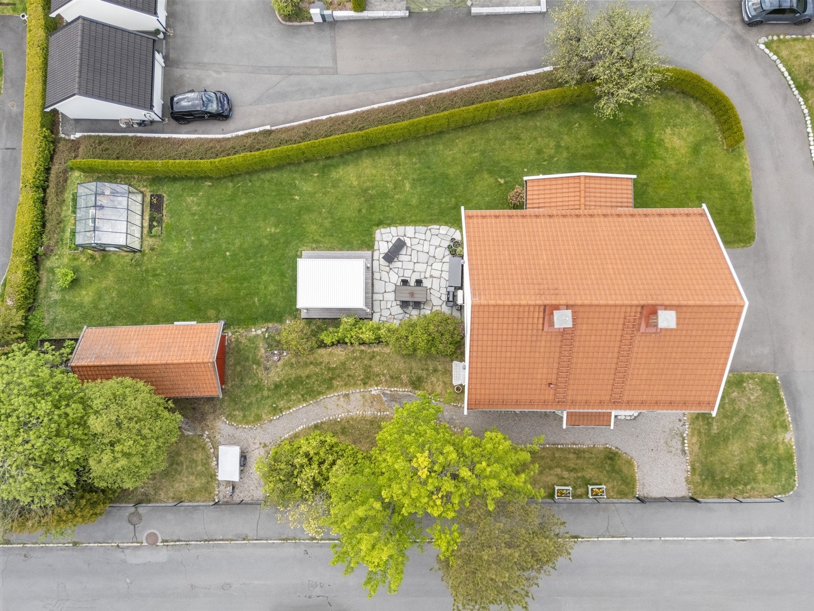 Et fugleperspektiv som viser eiendommens plassering og den store tomten. Galleribilde