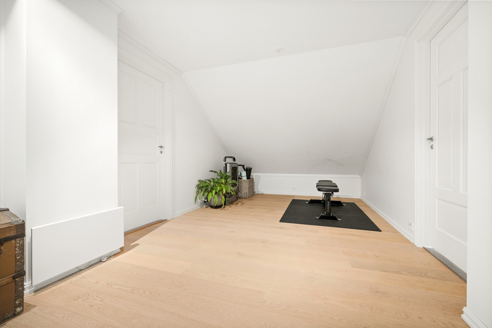 Loftsstue med inngang til soverom på begge sider. Galleribilde