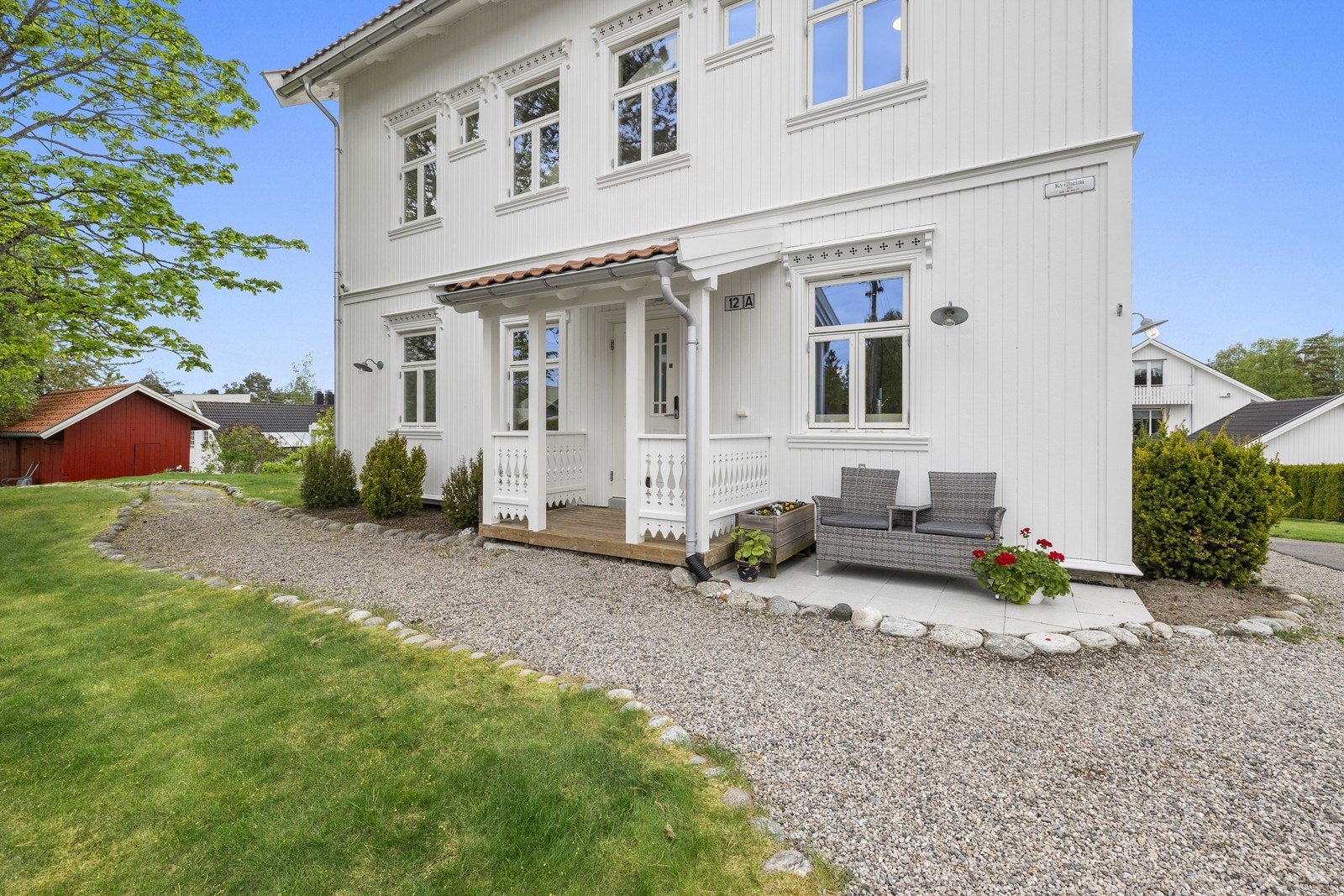 Eiendommen ligger i et rolig og etablert villastrøk på Oppsal, med kort vei til skoler, barnehager, butikker og Østmarka. Galleribilde