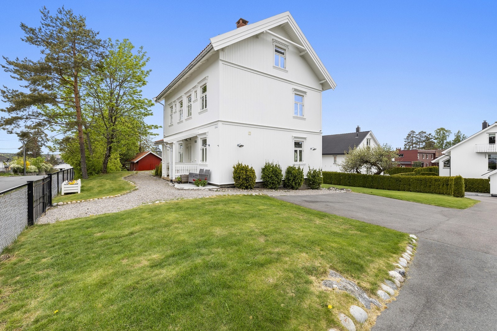 Grunnmuren er utført i naturstein, som gir et solid og tidløst fundament. Galleribilde