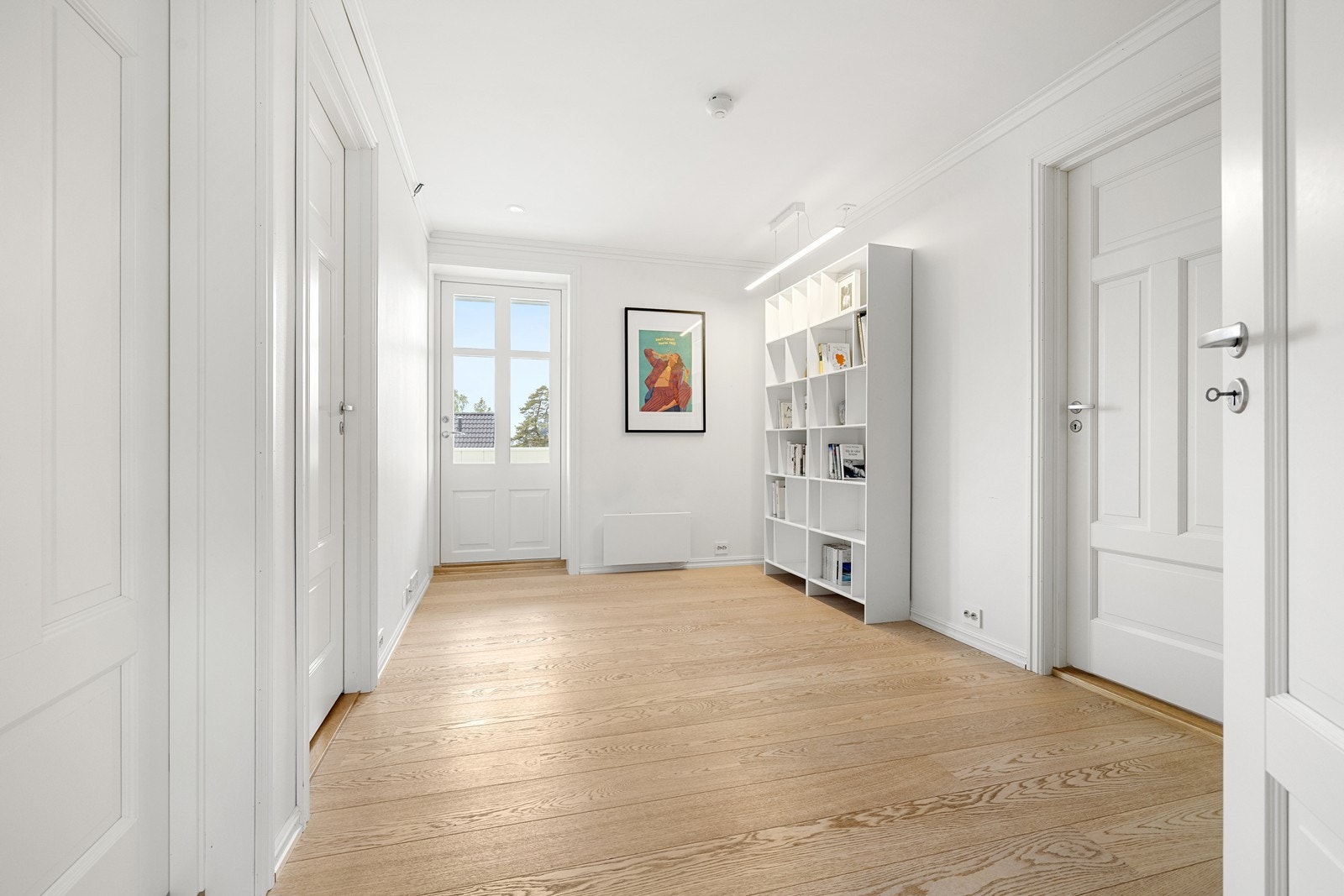 TV-stuen/kontor i andre etasje gir ekstra fleksibilitet for familien. Herfra er det utgang til en hyggelig veranda med ettermiddag og kveldssol. Galleribilde