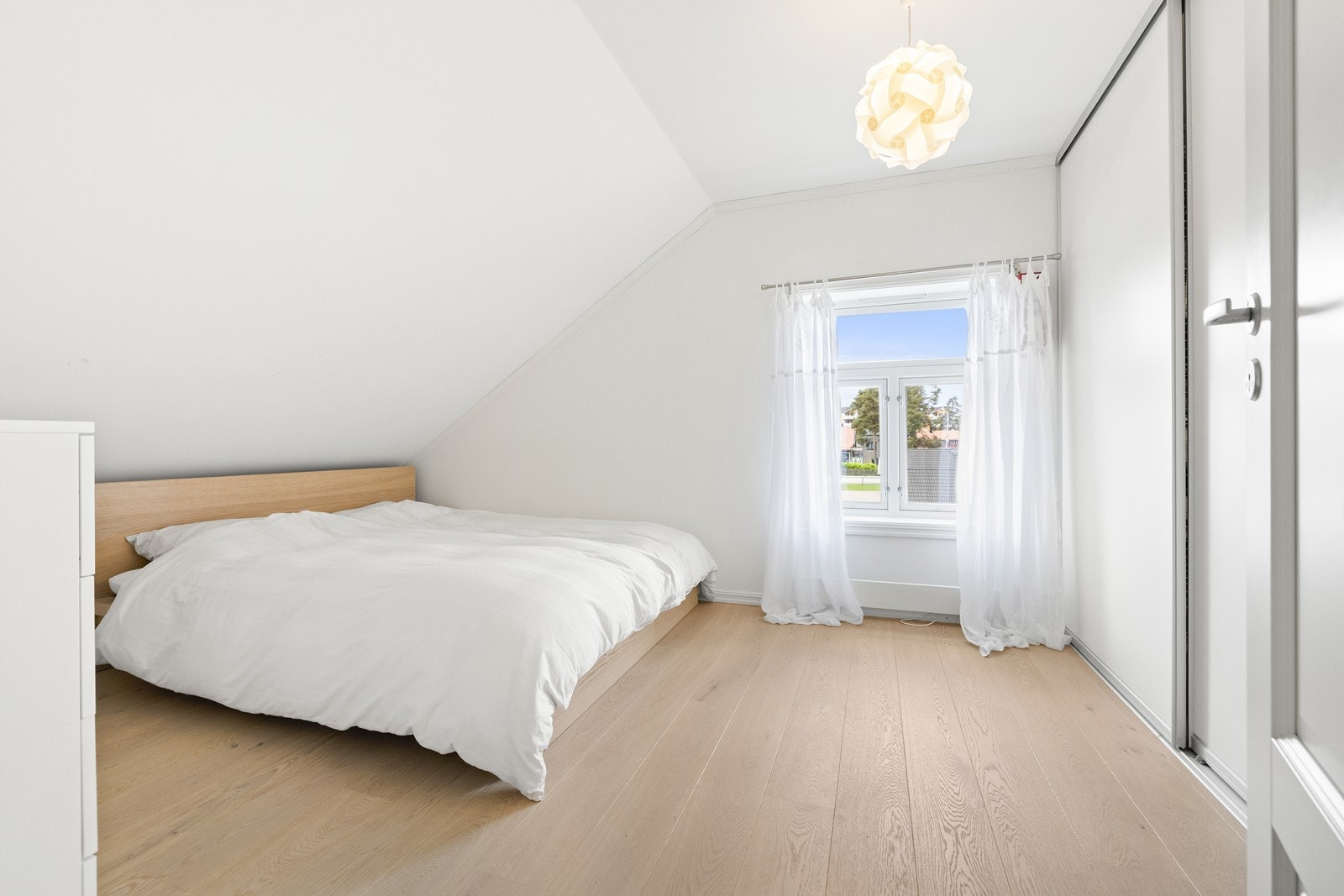 Loftsetasjen er innredet med to soverom og en loftstue. Galleribilde