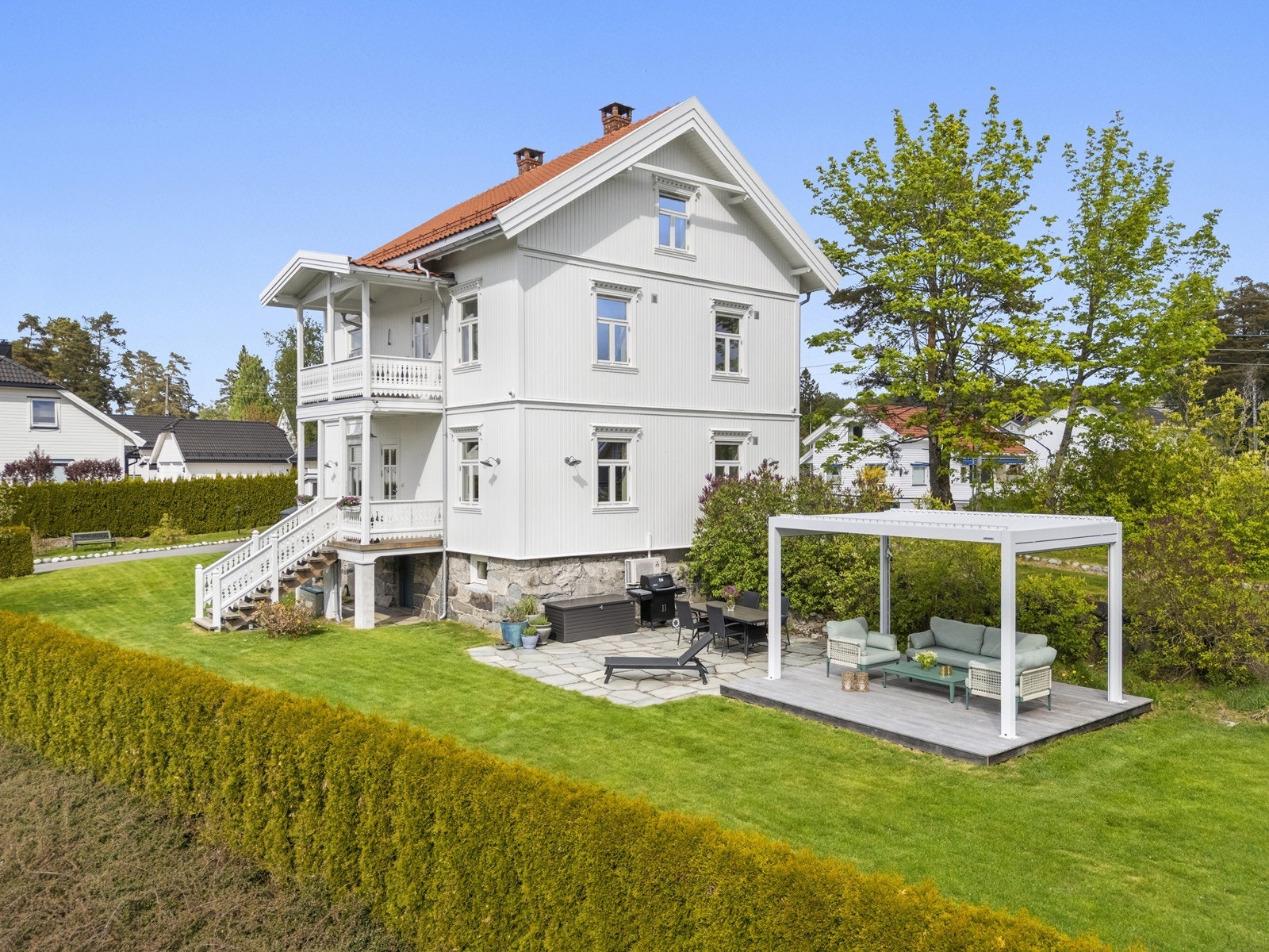 Stor og usjenert tomt med gode solforhold. Her er det rikelig med plass for lek og sosiale sammenkomster. Galleribilde