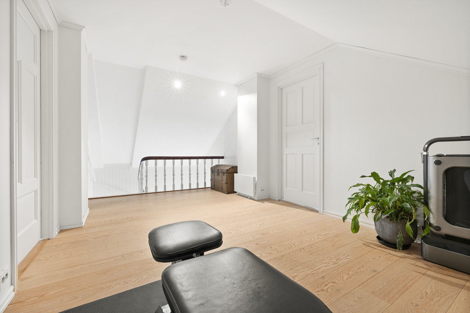 Loftsstue med inngang til soverom på begge sider. Galleribilde