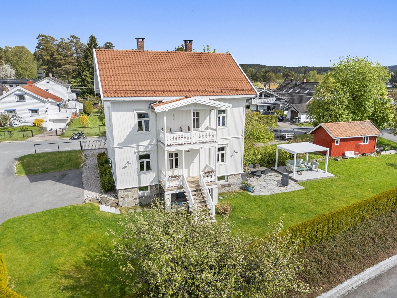 En klassisk villa fra 1907, omfattende oppgradert i 2013 med blant annet nytt tak, nye vinduer og ny kledning. Galleribilde