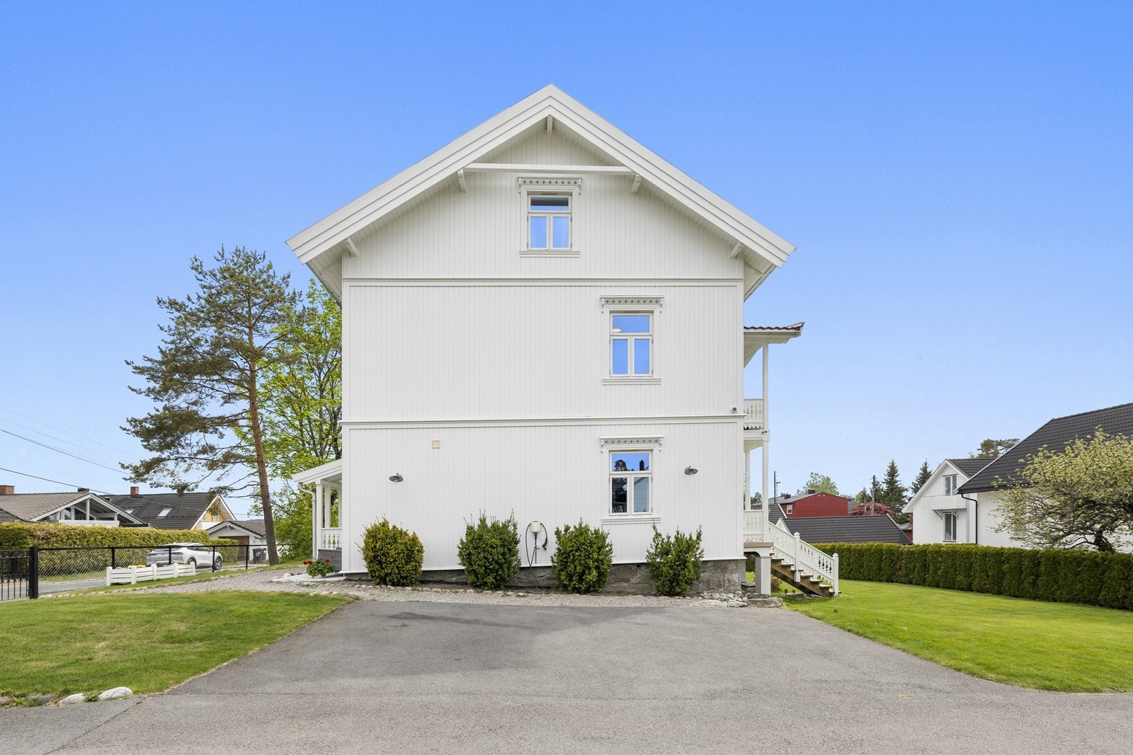 Eiendommen har to biloppstillingsplasser på asfaltert område med montert el-bil lader. Galleribilde