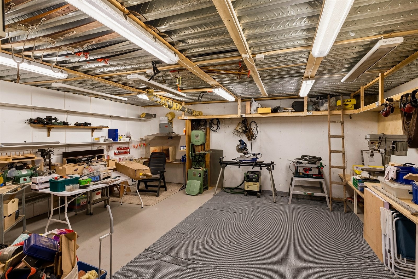 Stort verksted med god plass for hobbyprosjekter. Galleribilde