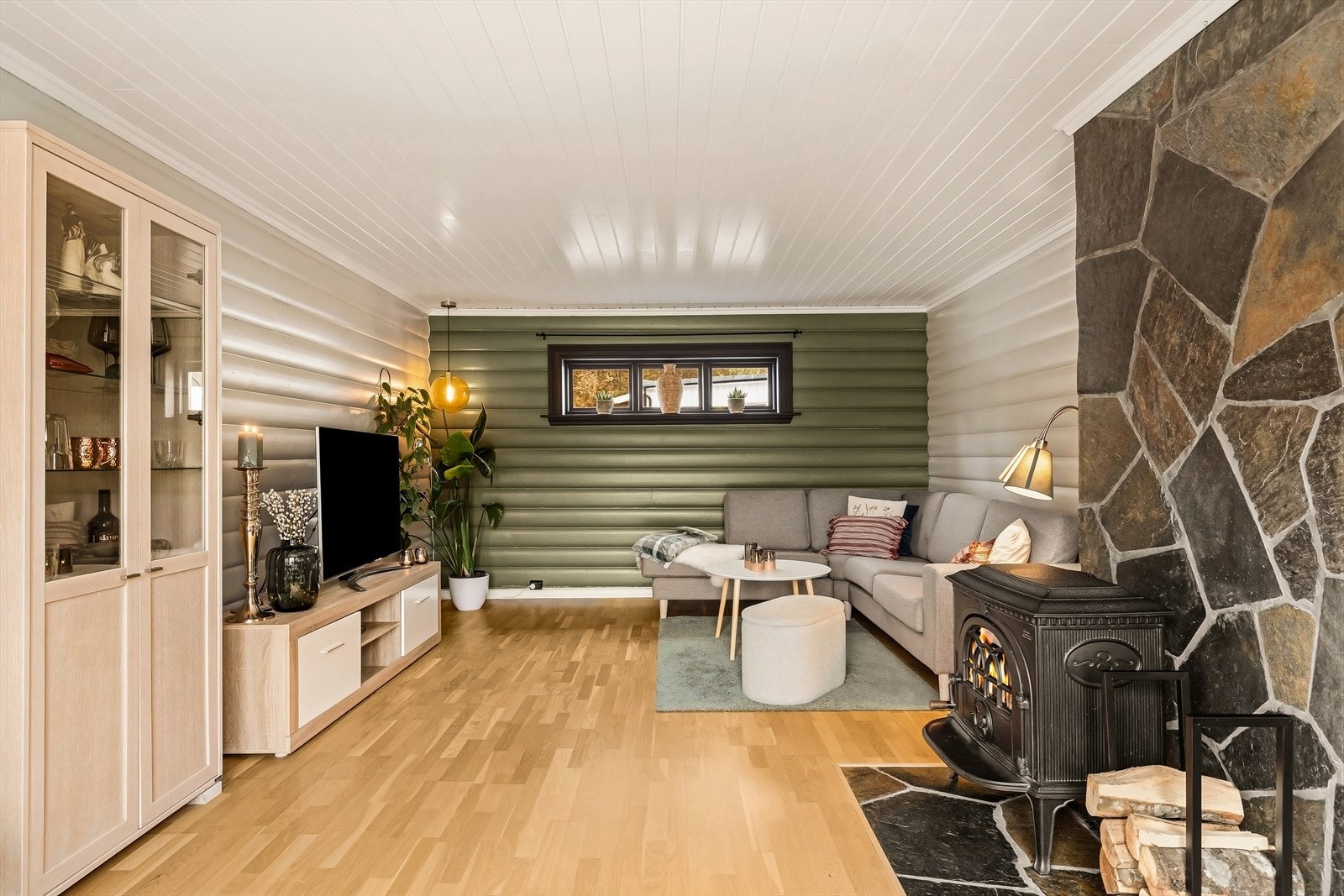 Her er det god plass til både TV-krok og peiskos. Galleribilde