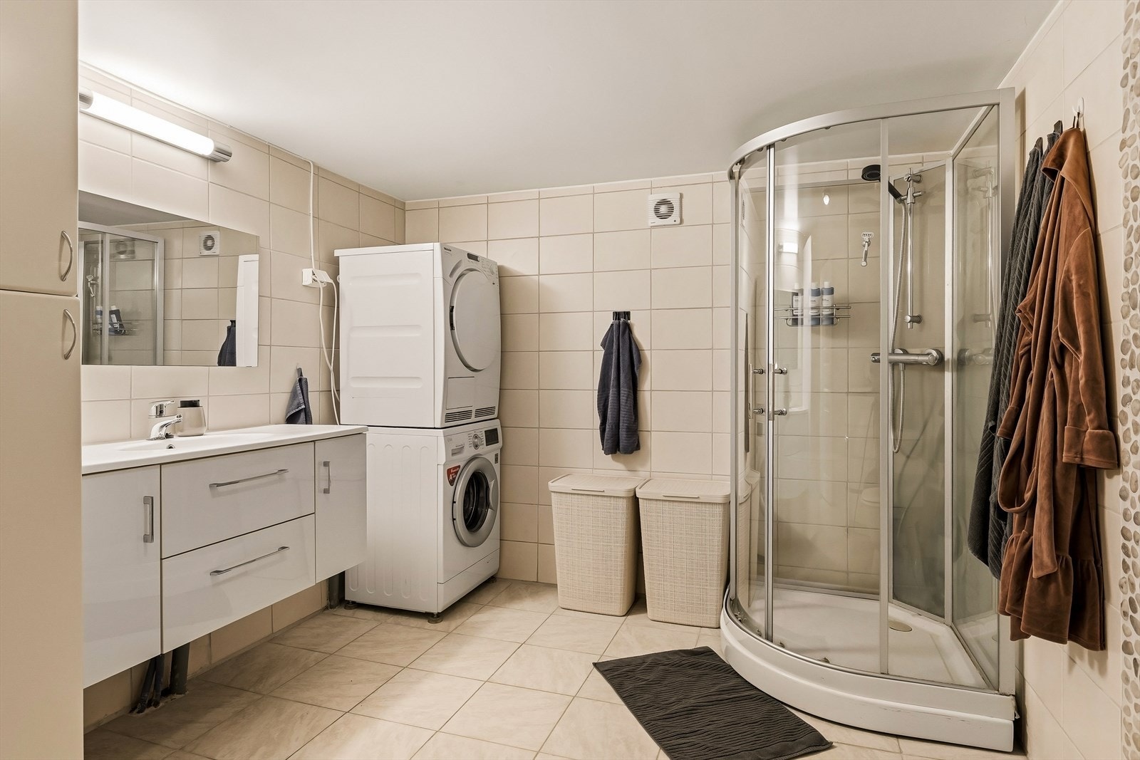 Badet i hybelen er fra ca. 2017 og har flislagt gulv med varmekabler. Galleribilde