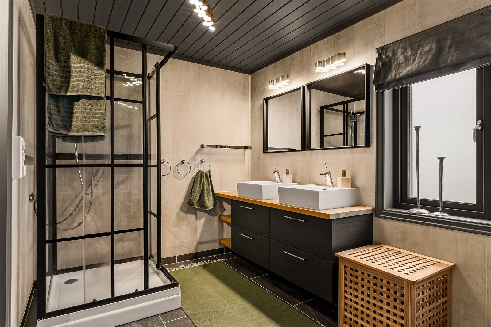 Badet i hoveddelen ble renovert i 2019 og har en moderne innredning med to toppservanter. Galleribilde