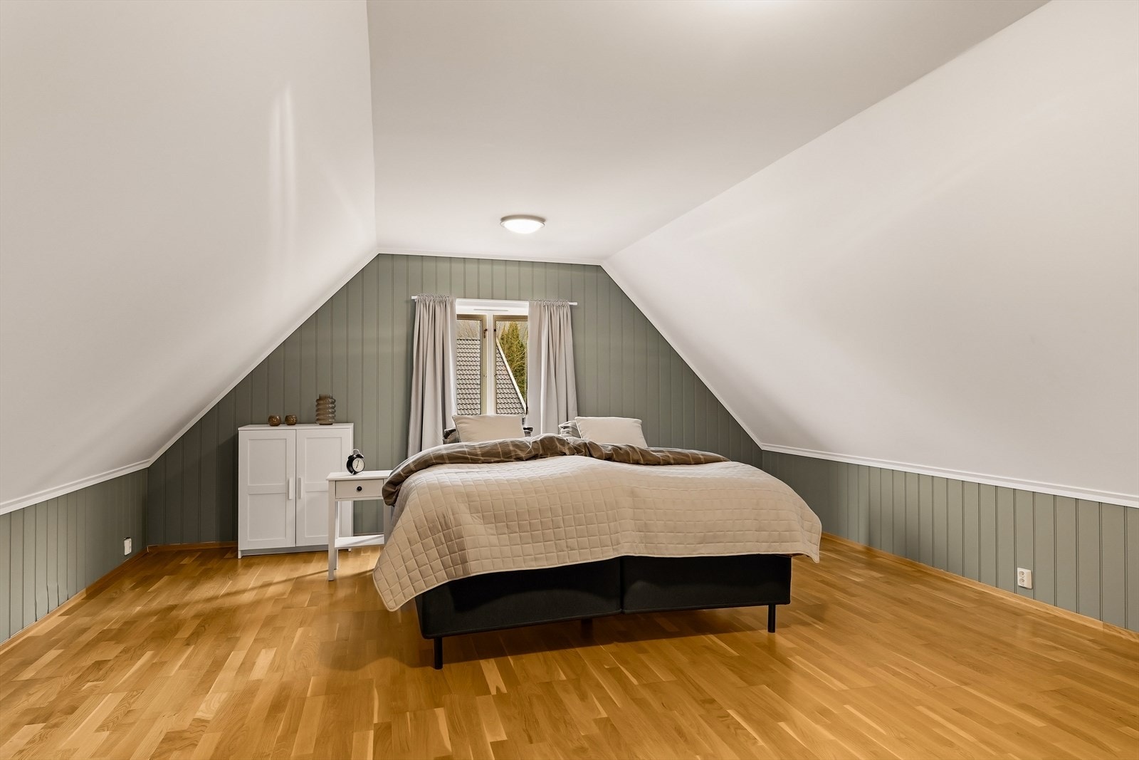 Hovedsoverommet har god plass til dobbeltseng og møblement. Galleribilde