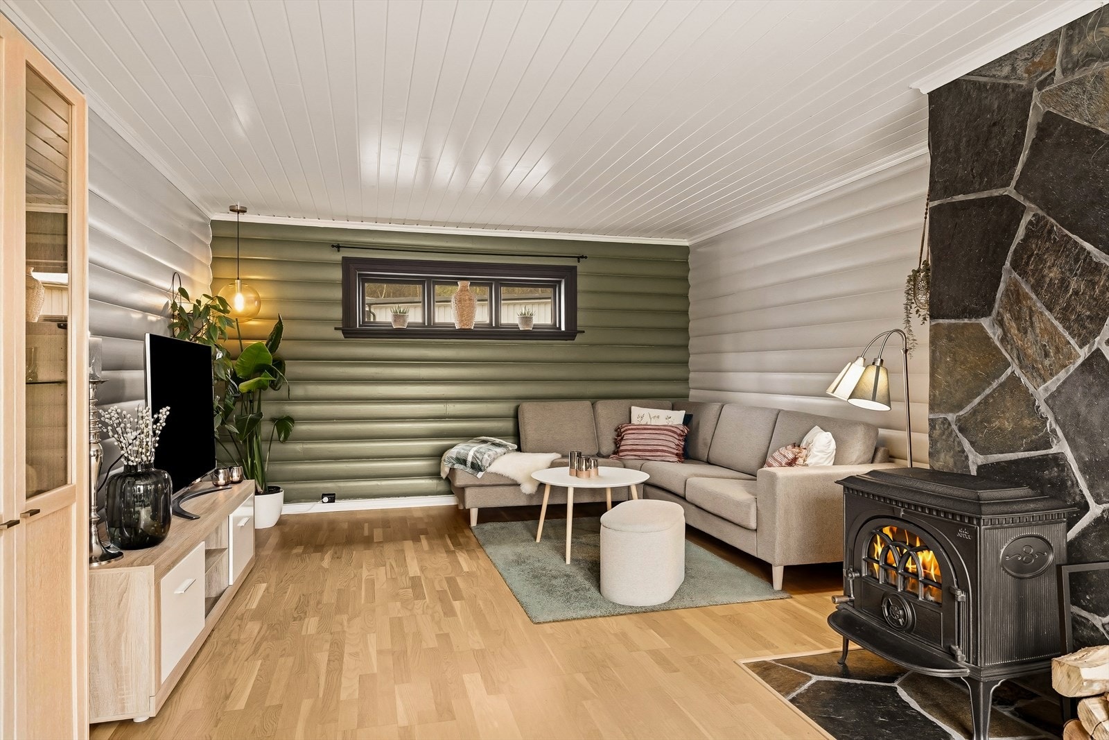 Stuen er et lunt samlingspunkt med god plass til sofagruppe. Galleribilde