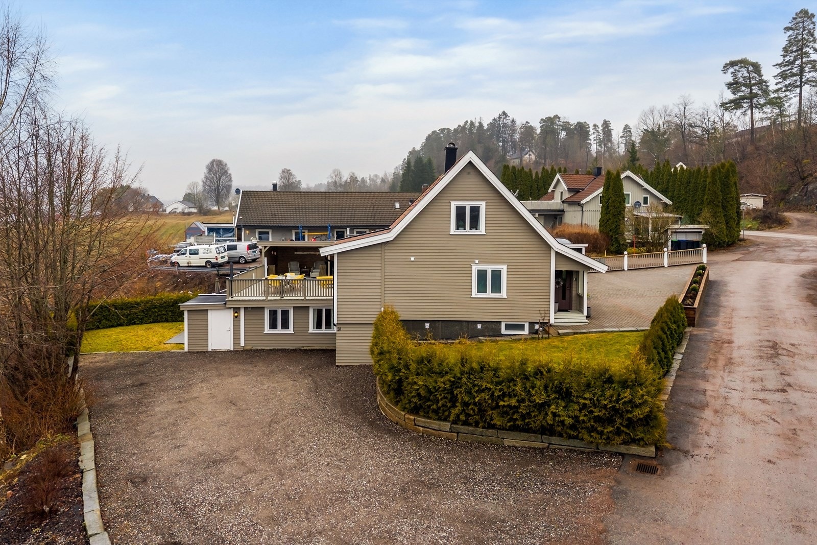 Tomten er opparbeidet med plen og belegningsstein. Galleribilde