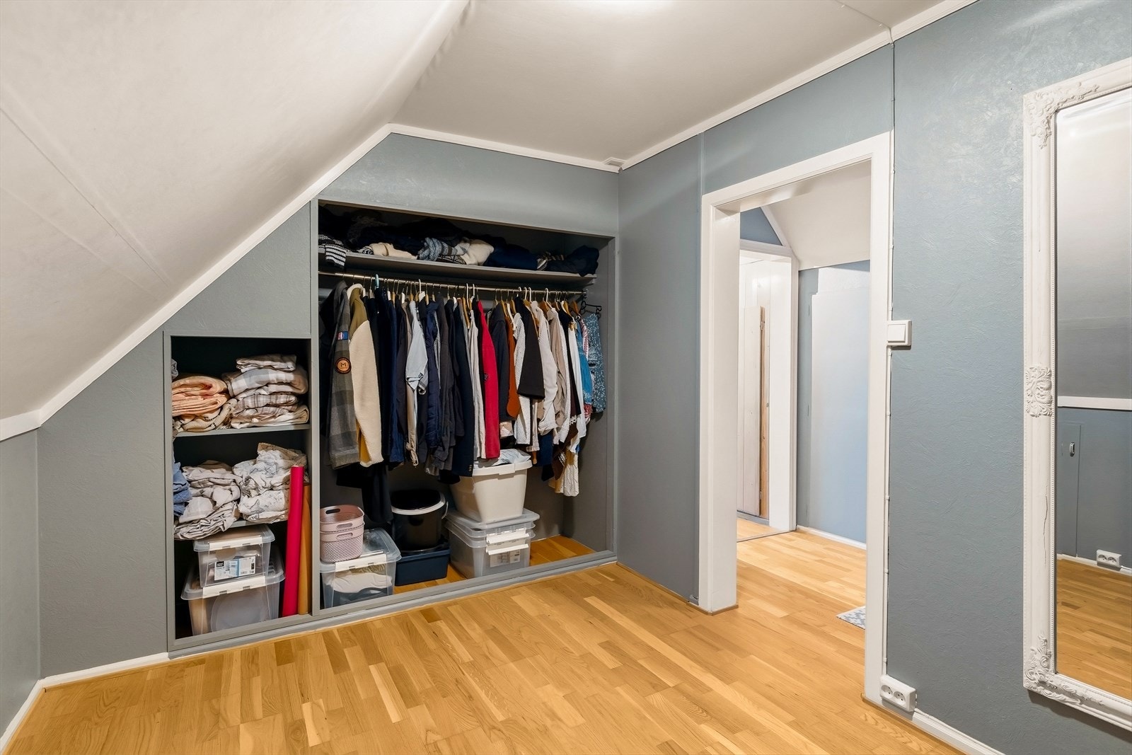 Praktisk walk-in-closet gir rikelig med garderobeplass. Galleribilde