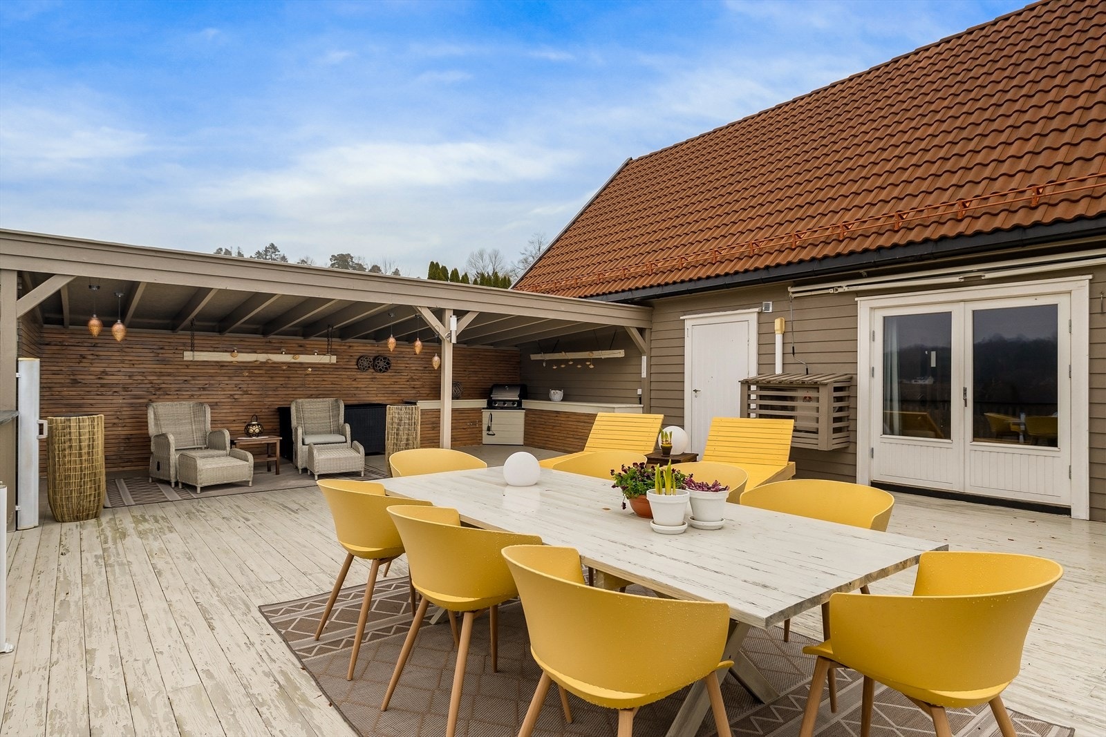 Huset har utgang til en vestvendt veranda på hele 80 m², hvorav 27 m² er overbygd og skjermet. Galleribilde