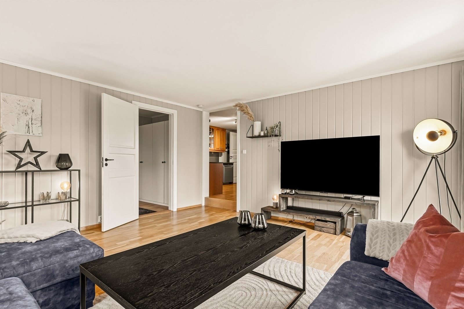 Stuen i l hybelen har også en luft-til-luft varmepumpe for effektiv oppvarming. Galleribilde