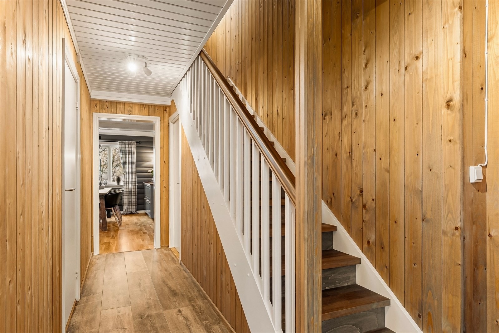 Fra gangen er det adkomst til kjøkkenet og trapp ned til underetasjen. Galleribilde