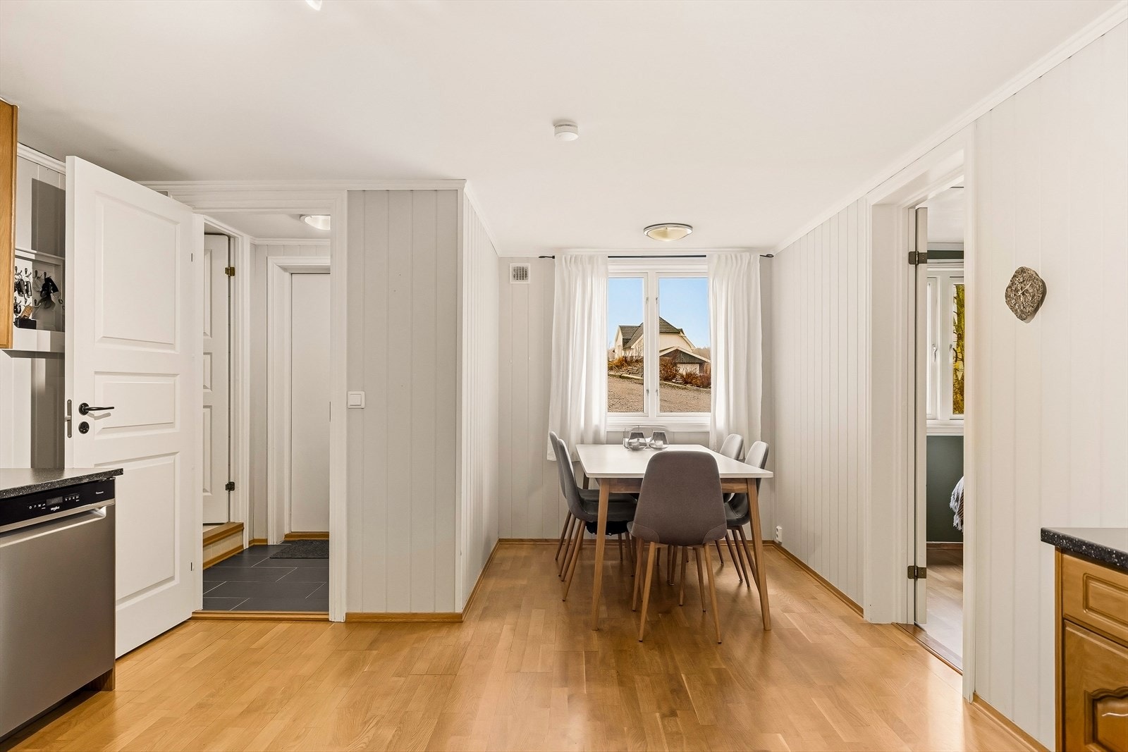 Det er plass til en hyggelig spiseplass ved vinduet. Galleribilde
