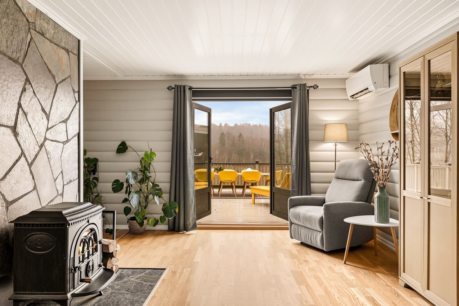 Dobbel verandadør åpner opp mot den store, vestvendte uteplassen. Galleribilde