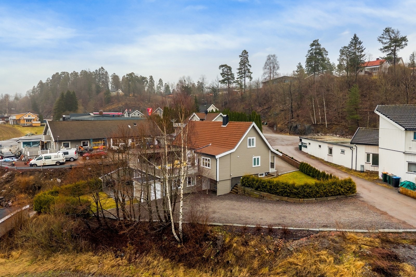 Velkommen til Bjureveien 5! En innholdsrik enebolig med godkjent utleiedel, vesentlig oppgradert med tilbygg, ny kledning og nytt tak i 2017. Galleribilde