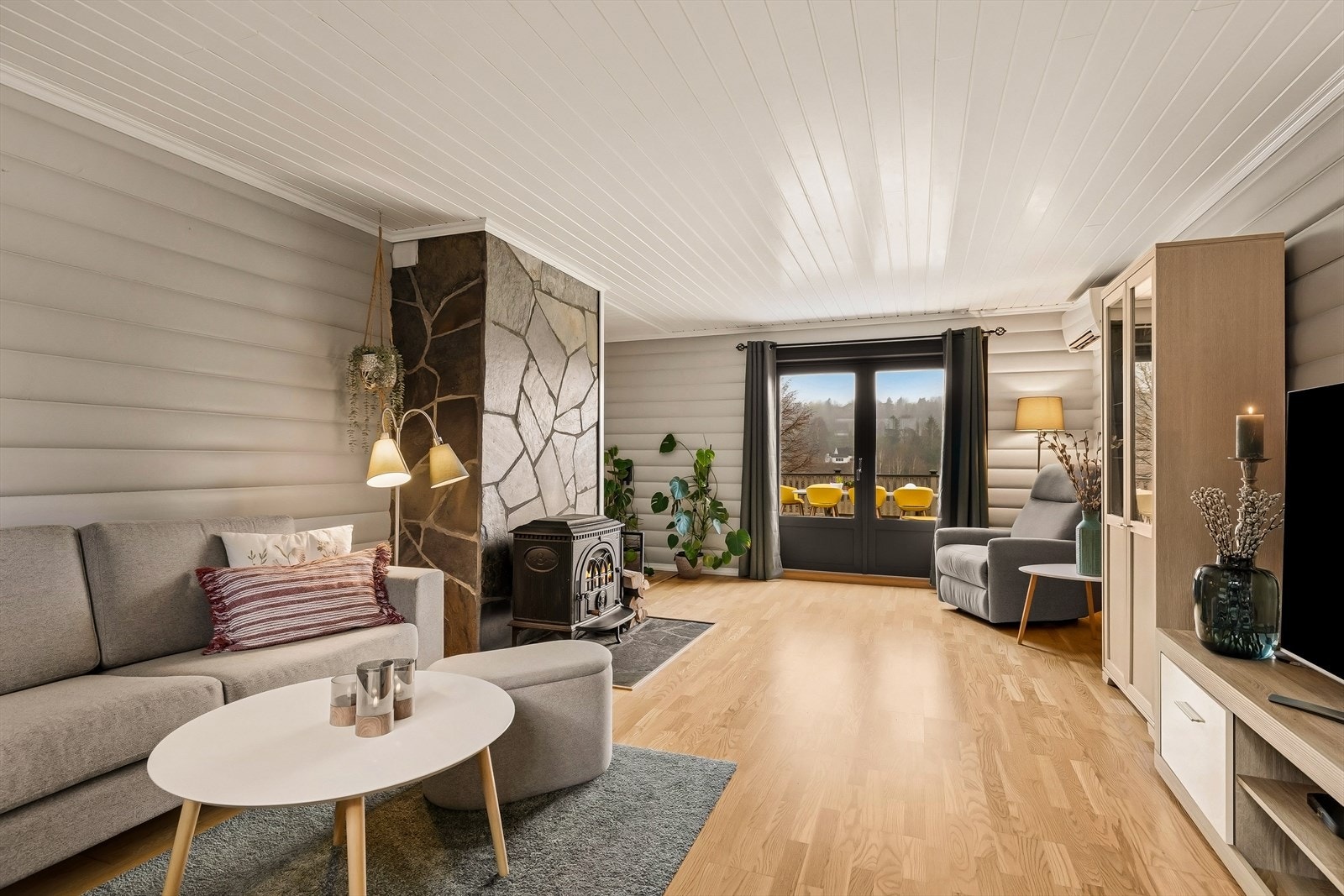 Stuen i hoveddelen har god plass til sofagruppe og møblement. Galleribilde