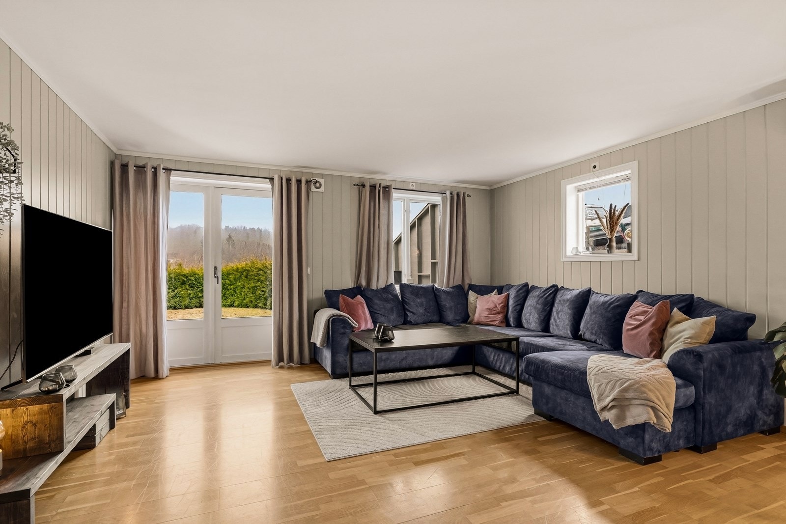 Fra stuen i hybelen er det utgang til en egen, vestvendt terrasse. Galleribilde