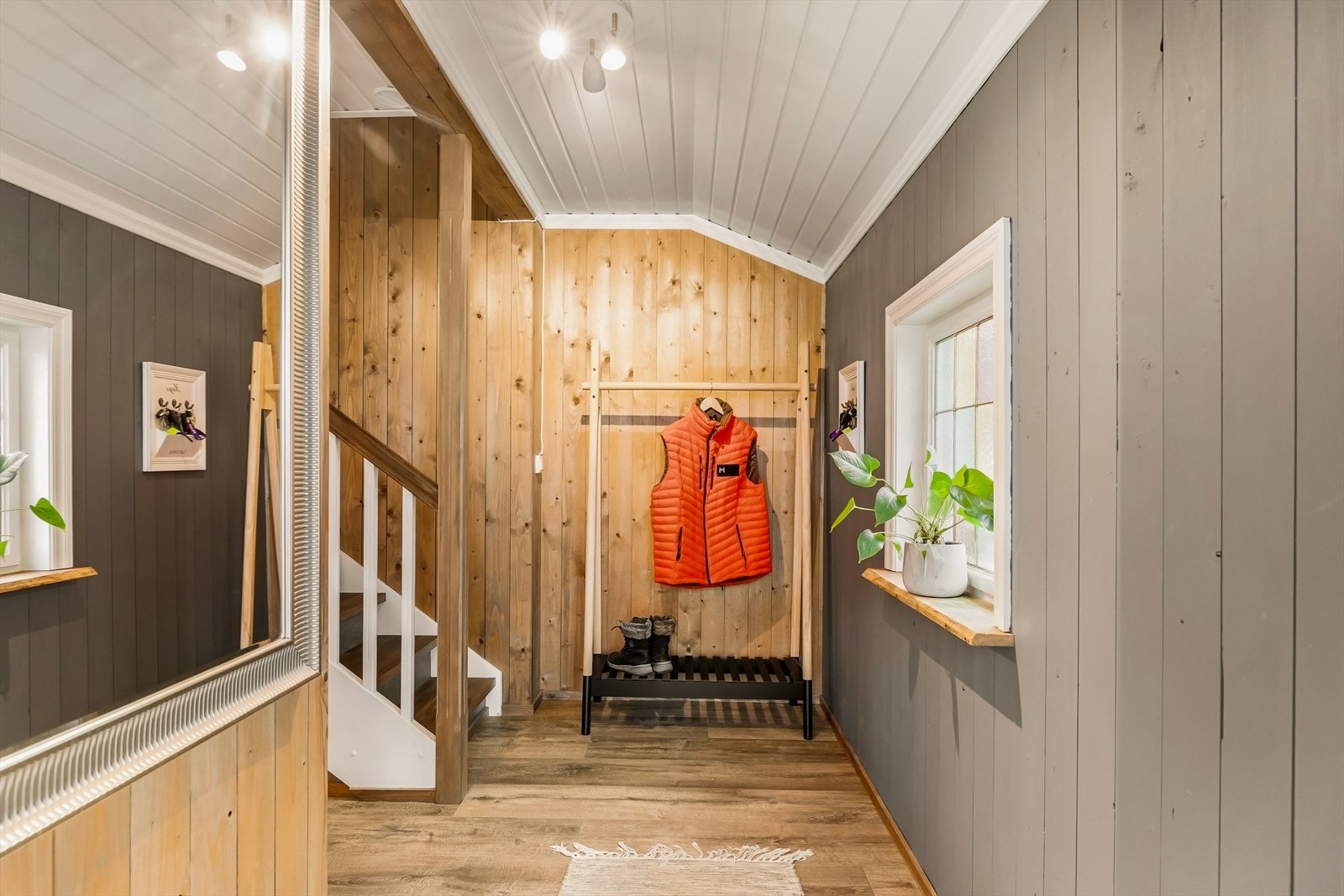 Lys og innbydende entré med trapp opp til andre etasje. Galleribilde