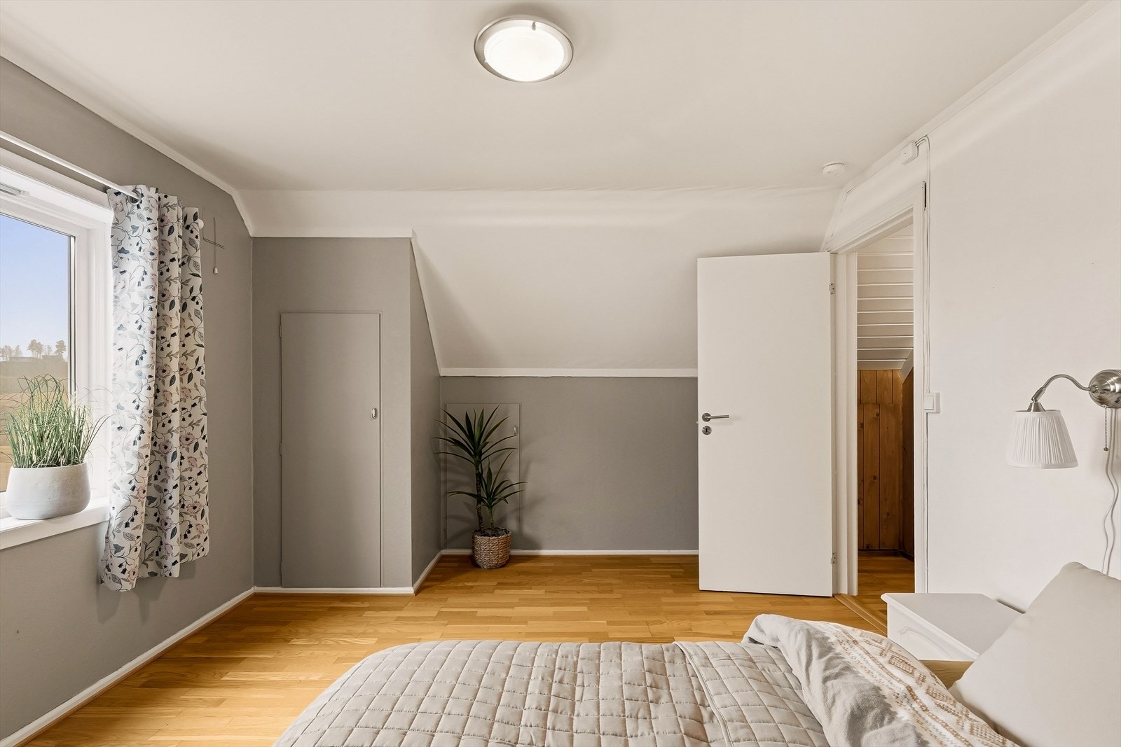 Soverom med plass til seng og oppbevaring. Galleribilde