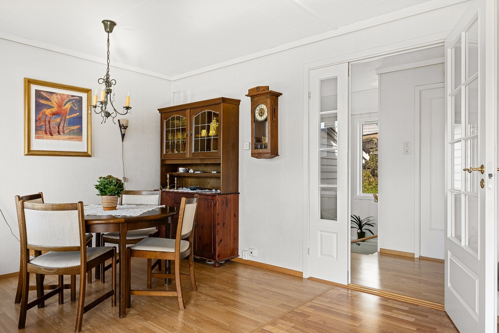 Videre kommer man inn i stuen, vhor det er plass til spisegruppe og sofaseksjon. Galleribilde