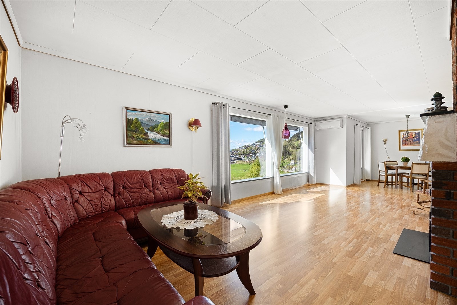 Det er god plass til å innrede med sofagruppe. I tillegg er det en koselig peis som gir god varme. Galleribilde