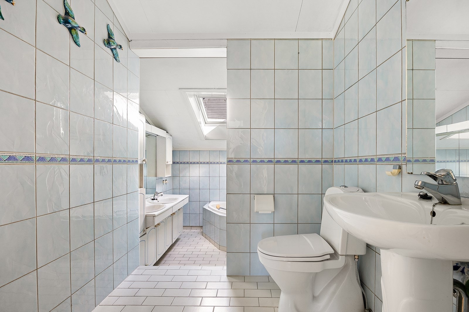 Badet i hovedetasjen er fra 1990-tallet og er innredet med boblekar, dusjdører, to servanter, søyleservant, toalett og baderomsmøbler. Galleribilde