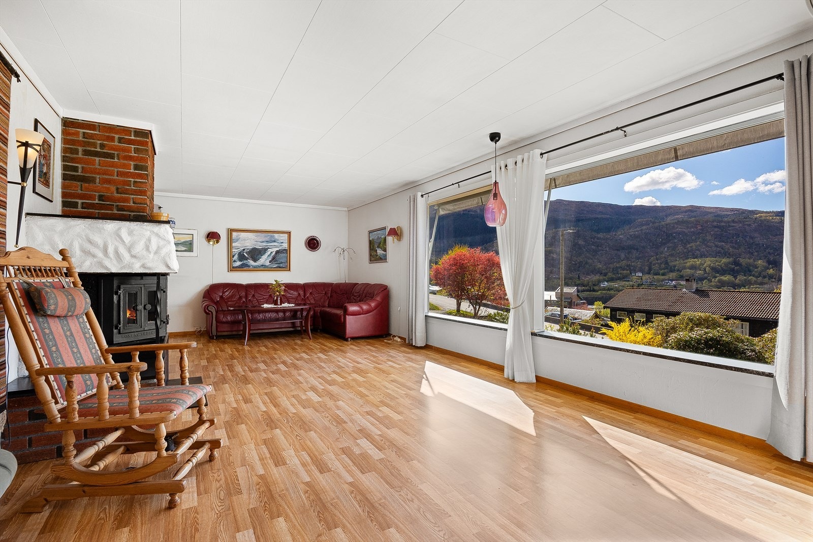 Stuen er romslig på ca. 42m², og har store vindusflater som slipper in rikelig med lys og utsikt. Galleribilde