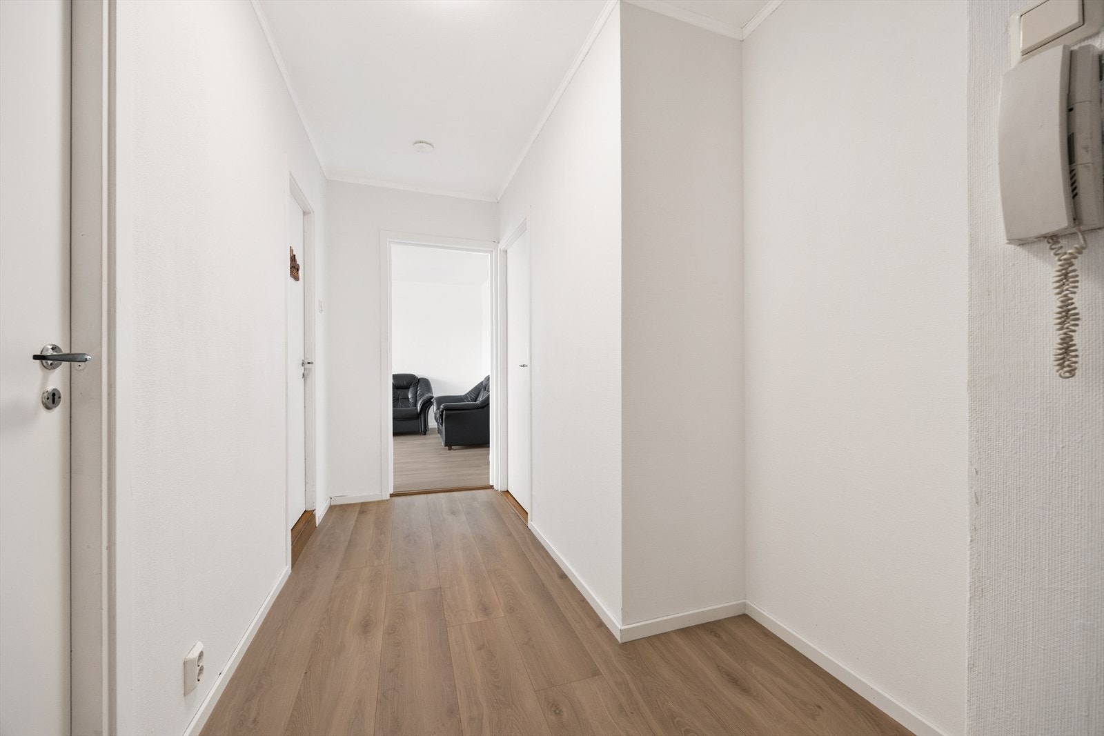Gjennomgående laminatgulv binder rommene sammen. Takhøyden i leiligheten er målt til ca. 2,51 meter. Galleribilde