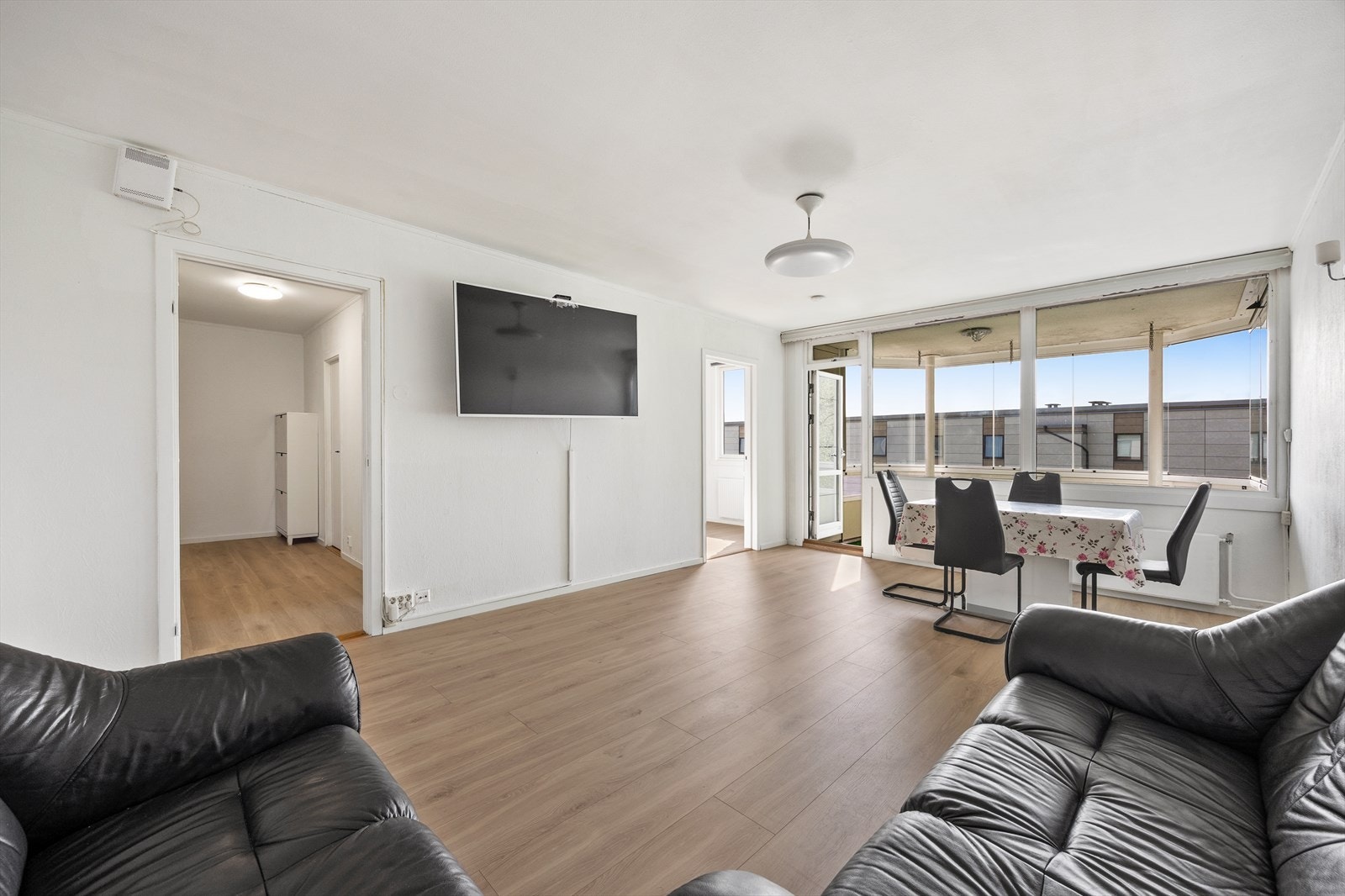Leiligheten har en god planløsning med en romslig stue som har plass til både sofagruppe og spisebord. Galleribilde