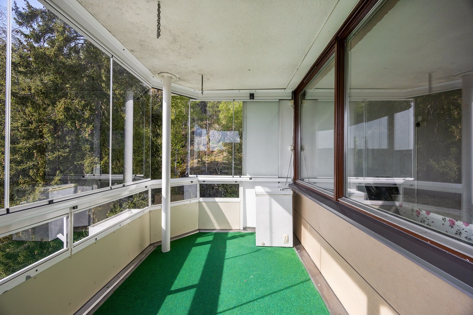 Balkongen er bygget i en solid betong- og metallkonstruksjon. Galleribilde