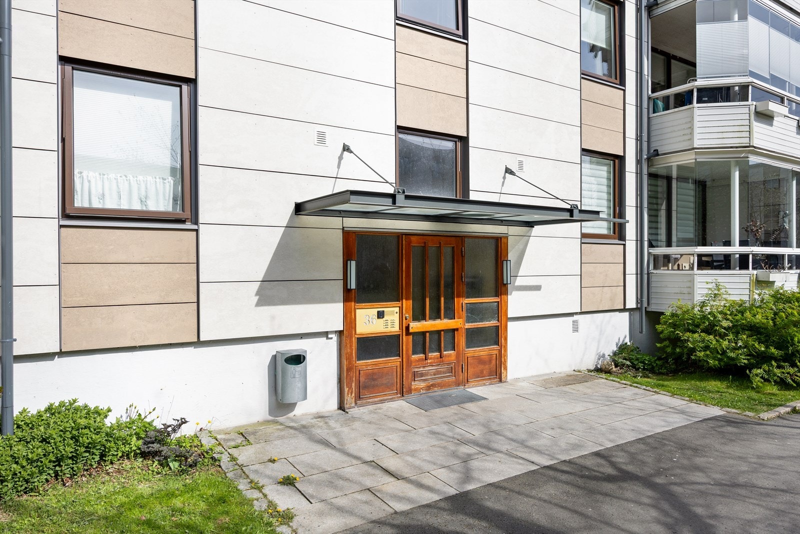 Felles inngangsparti med dørcalling for enkel adkomst. Galleribilde