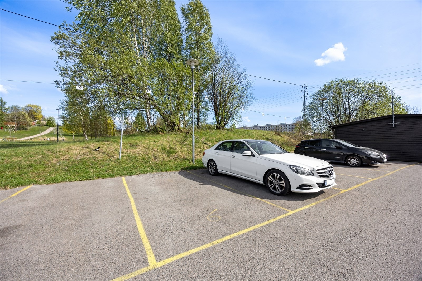 Leiligheten disponerer en parkeringsplass på felles biloppstillingsplass. Galleribilde