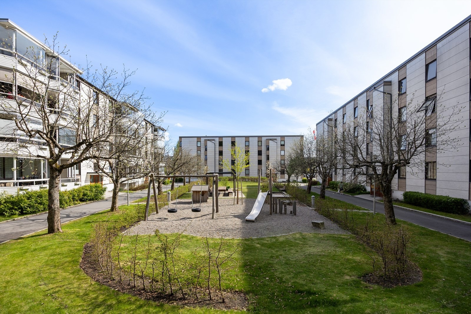 Barnevennlig område med lekeplass på fellesarealet, rett utenfor bygget. Galleribilde