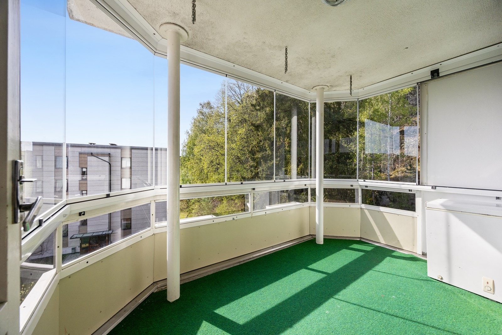 Fra stuen er det utgang til en vestvendt, innglasset balkong. Innglassingen ble utført i 2019. Galleribilde