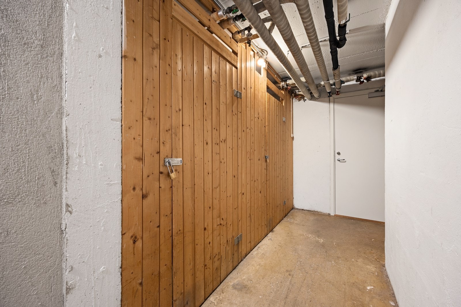 Leiligheten disponerer to boder i kjelleren på til sammen 10 m². Galleribilde