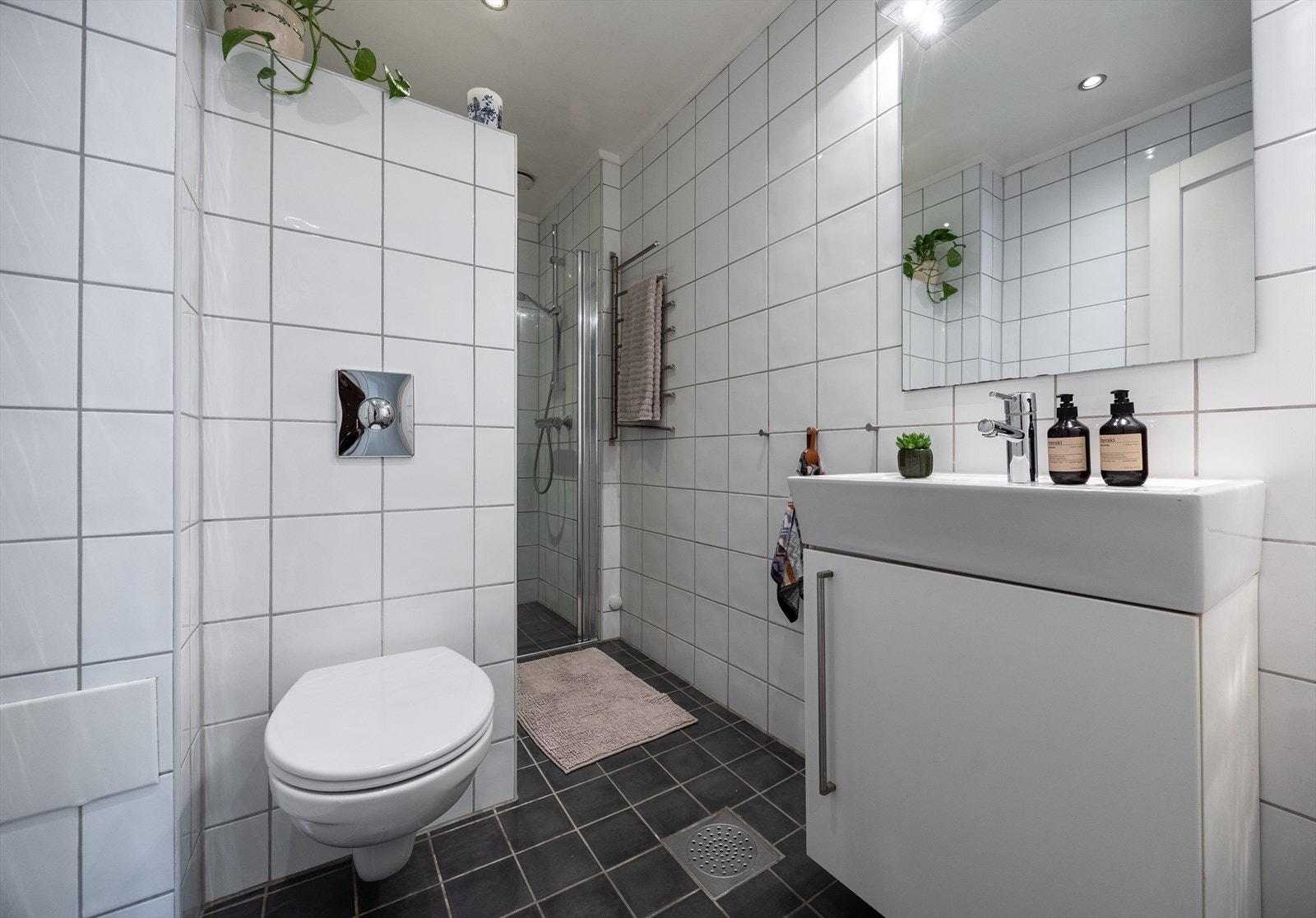Tidløst flislagt baderom med downlights og gulvvarme. Galleribilde