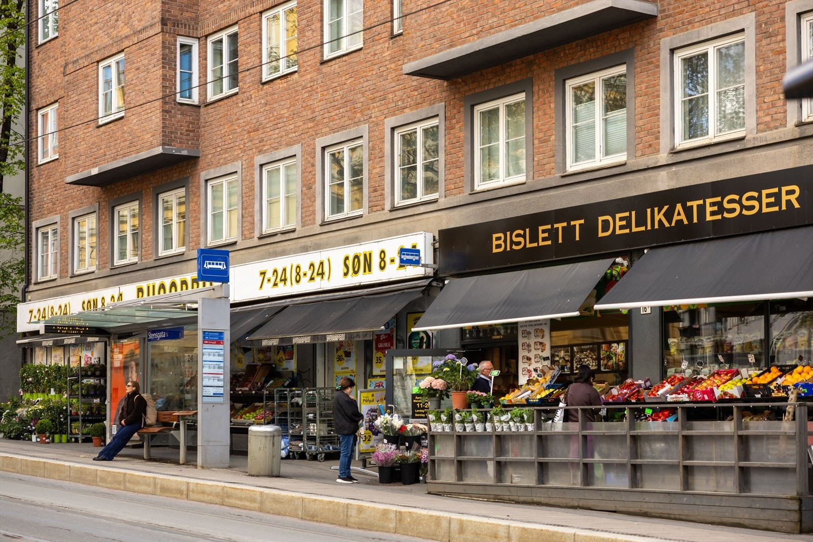 Umiddelbar nærhet til kollektivtilbud med trikkeholdeplass Stensgata rett utenfor døren. Galleribilde