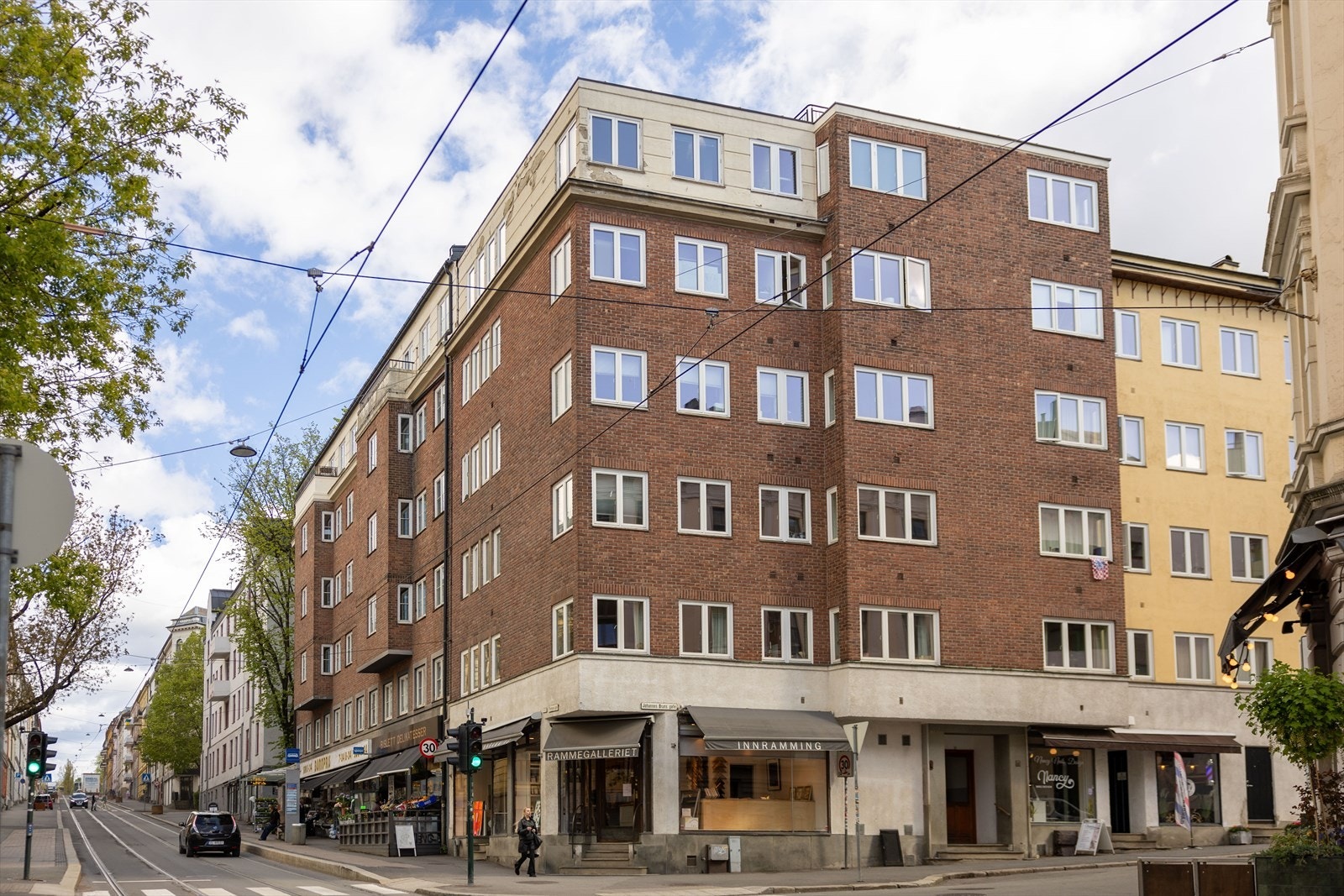 Umiddelbar nærhet til kollektivtilbud med trikkeholdeplass Stensgata rett utenfor døren. Leiligheten vender ut mot Johannes Bruns gate. Galleribilde