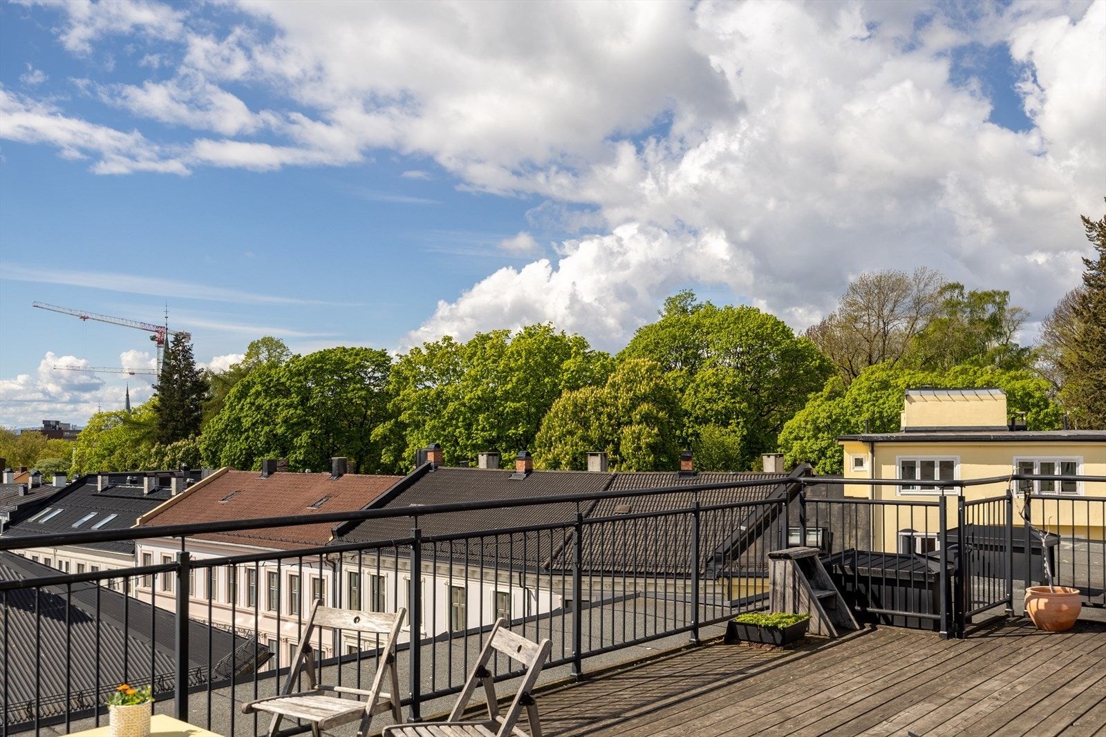 Flott felles takterrasse med flere sittegrupper - et perfekt sted for late sommerdager! Galleribilde